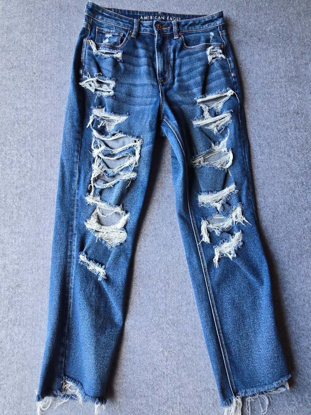 American Eagle Women's Mom Jeans Distressed / Thrashed Raw Hem Size 10 (30"x28")